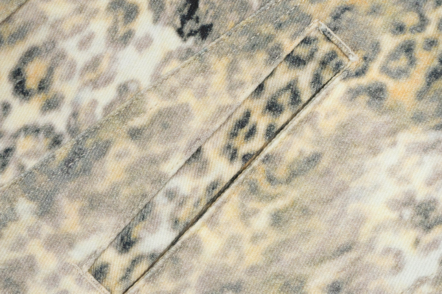 GRAF&WU Snow Leopard Print Lobster Button Short Jacket