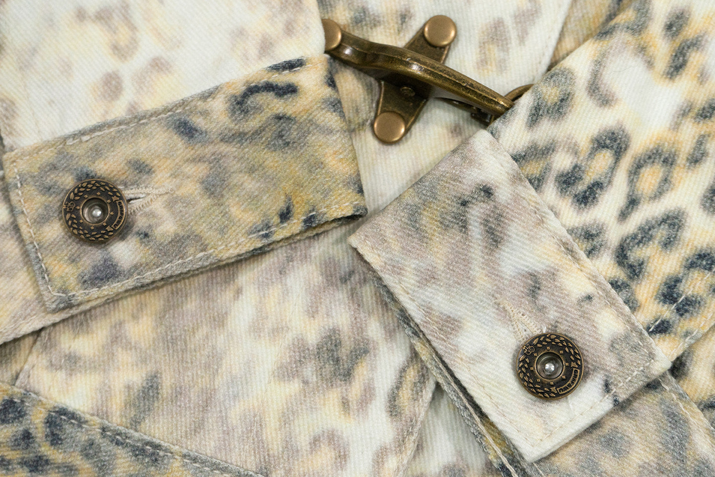 GRAF&WU Snow Leopard Print Lobster Button Short Jacket